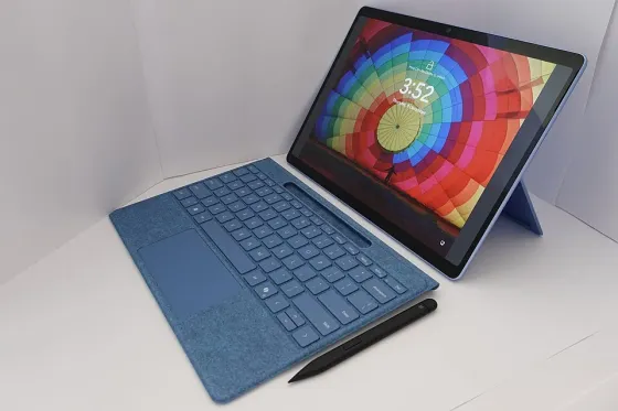 Laptop computer — online services and study topic photograph