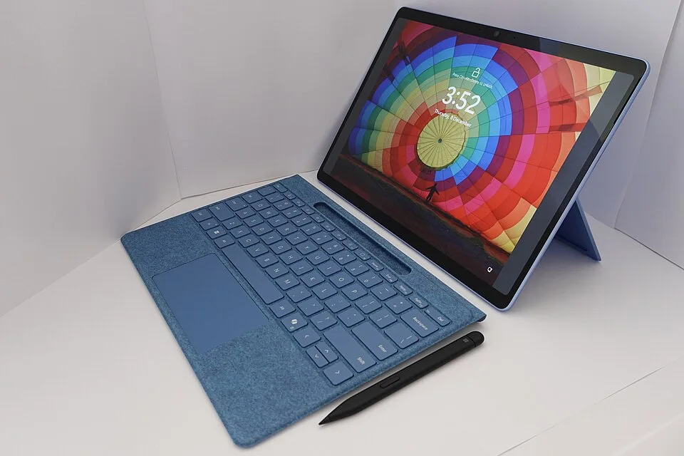Laptop computer — online services and study topic photograph